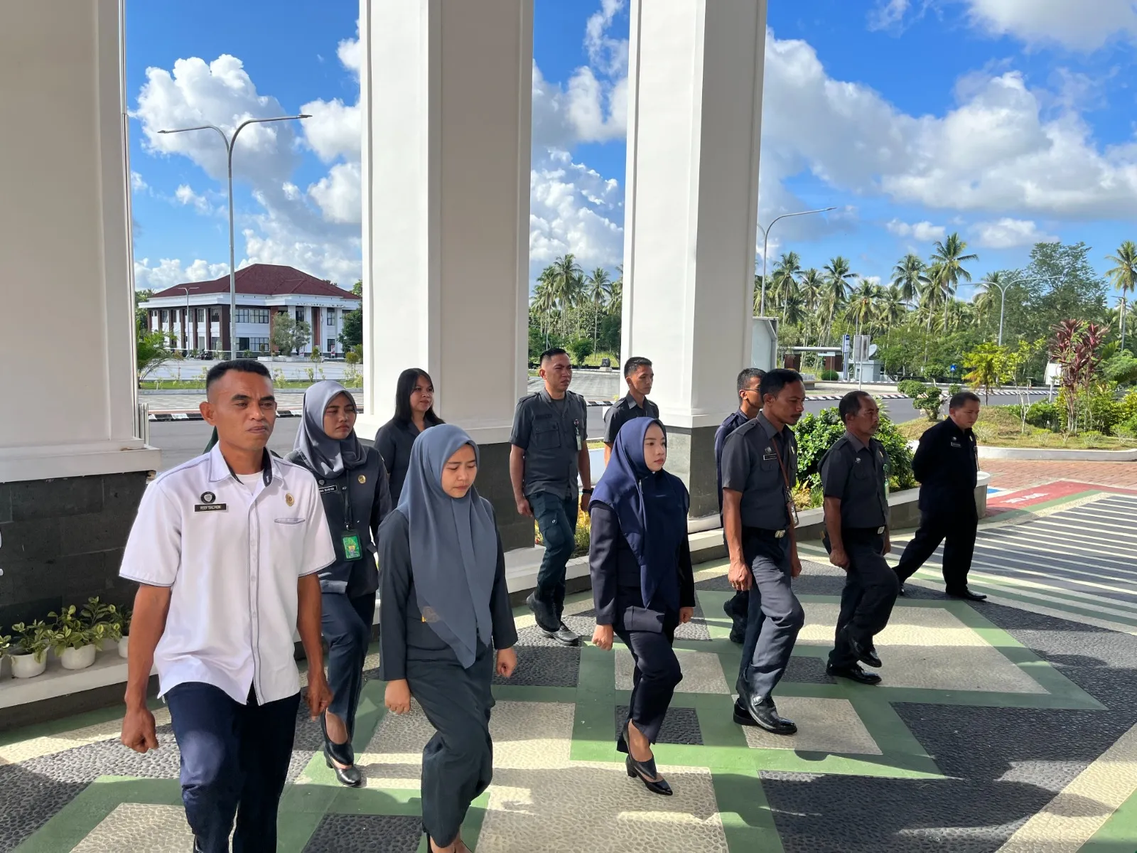 MELAKSANAKAN KEGIATAN PERATURAN BARIS BERBARIS 